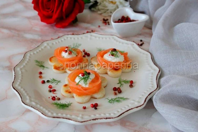 Fiorellini di polenta con salmone per la nostra Mamma Fiorellini di polenta con salmone