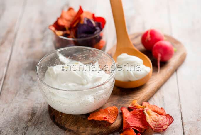 Homemade lactose-free sour cream or crème fraîche