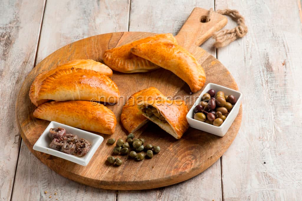 Panzerotti con scarola e olive