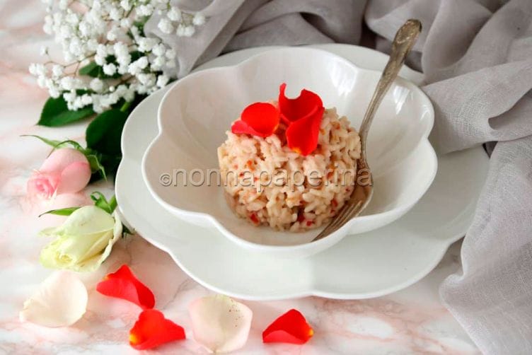 Risotto alle rose e prosecco, un primo da sogno Risotto alle rose e prosecco