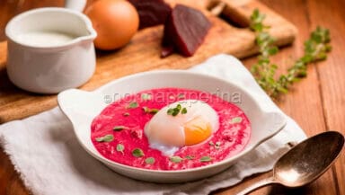 Uova poché su crema di barbabietole