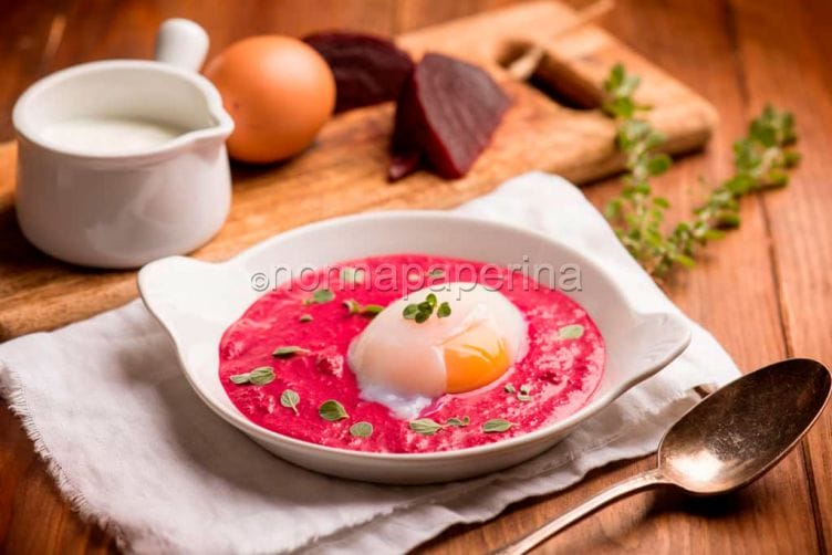 Uova poché su crema di barbabietole