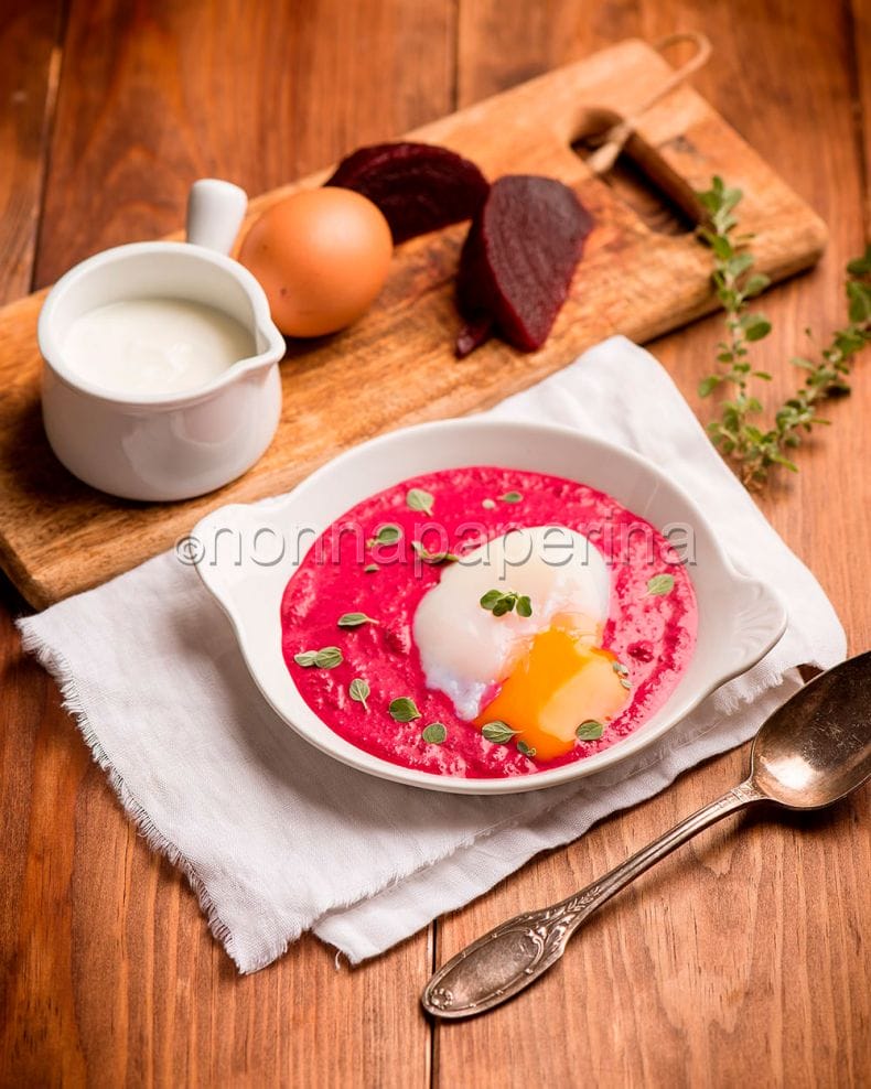 Uova poché su crema di barbietola Uova poché su crema di barbietola