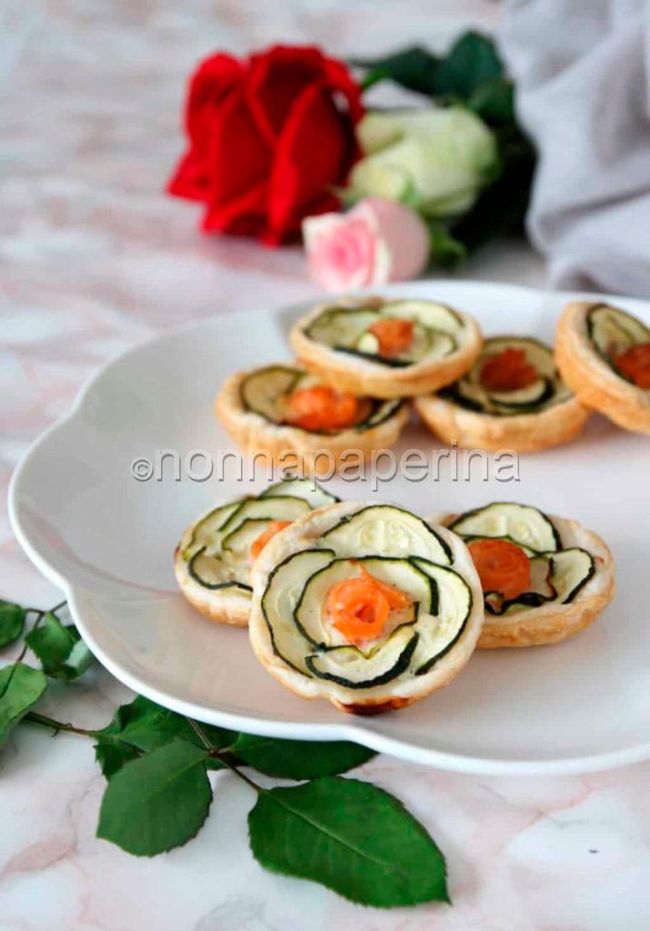 roselline di sfoglia con zucchine e salmone roselline di sfoglia con zucchine e salmone
