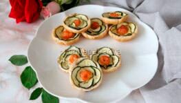 roselline di sfoglia con zucchine e salmone