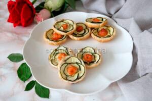 roselline di sfoglia con zucchine e salmone