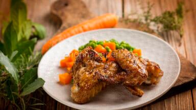 Alette di pollo con piselli e carote