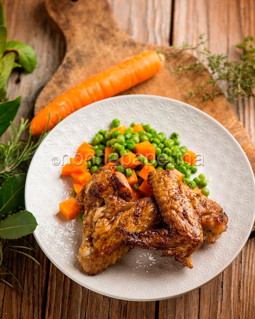 Alette di pollo con piselli e carote Alette di pollo con piselli e carote