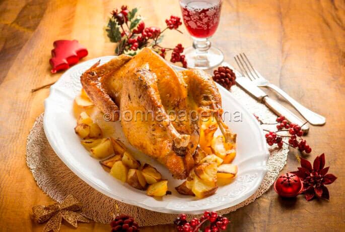 Cappone al forno con patate, un secondo perfetto Cappone al forno con patate, un secondo perfetto