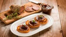 Crostini con salame d’oca e cipolle di Tropea, una delizia