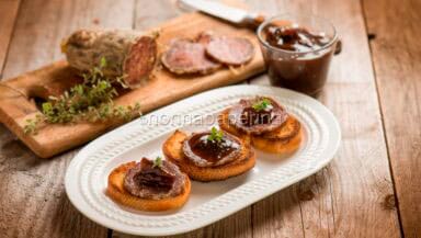 Crostini con salame di oca