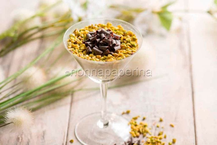 Panna cotta al pistacchio e cioccolato, dolce gustoso Panna cotta al pistacchio