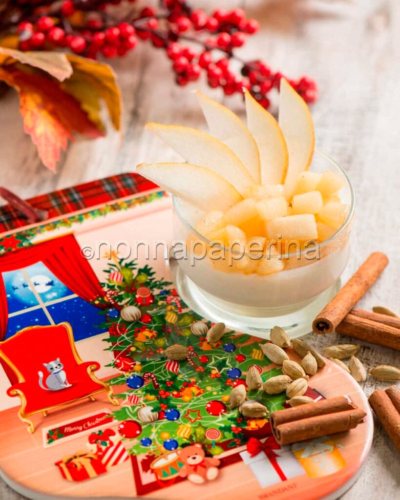 Panna cotta con cardamomo e pere