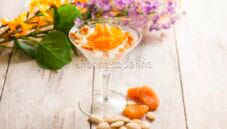 Panna cotta con mandorle pralinate, un dessert stellato Panna cotta con mandorle pralinate, un dessert stellato