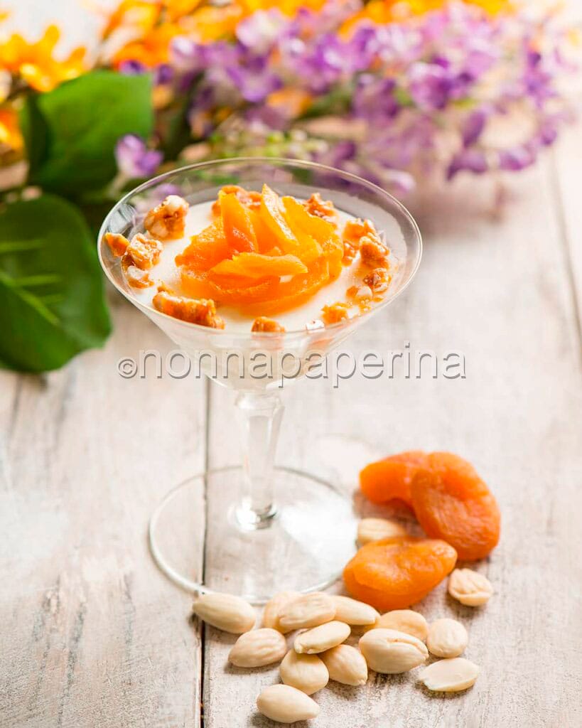 Panna cotta con mandorle pralinate