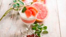 Panna cotta con pompelmo e pepe rosa, un dolce chic