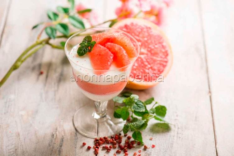 Panna cotta con pompelmo e pepe rosa, un dolce chic Panna cotta con pompelmo