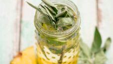 Acqua aromatizzata con ananas e lime, detossinante