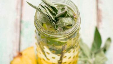 Acqua aromatizzata con ananas e lime