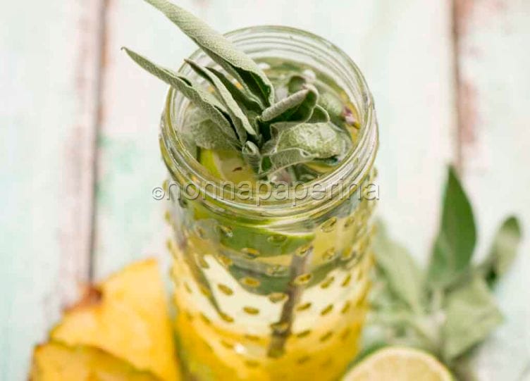 Acqua aromatizzata con ananas e lime