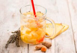 Acqua con ananas e lavanda