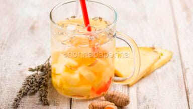 Acqua con ananas e lavanda