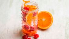 Acqua con arance e lamponi, un mix di frutta detox