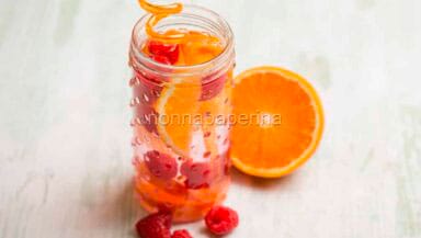 Acqua con arance e lamponi