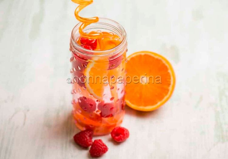 Acqua con arance e lamponi, un mix di frutta detox Acqua con arance e lamponi