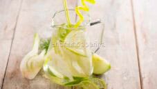 Acqua con finocchio e mela verde, mix detox