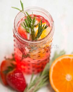 Acqua con fragole e arancia