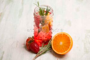 Acqua con fragole e arancia
