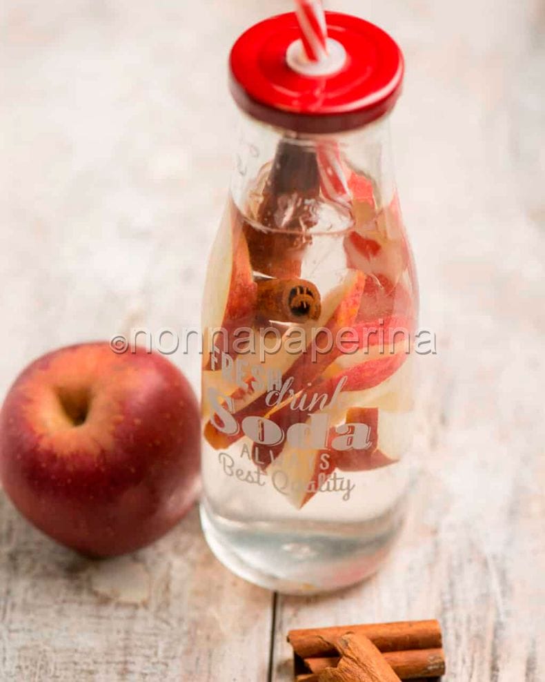 Acqua con mela e cannella Acqua con mela e cannella