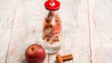 Acqua con mela e cannella, una bevanda salutare