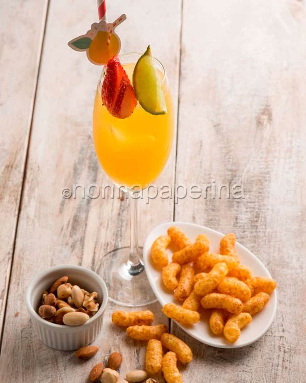Cocktail con ananas e lime