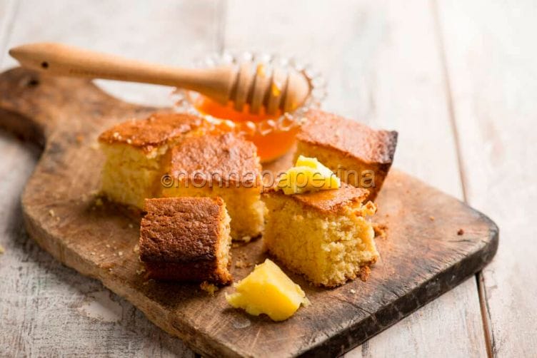 Cornbread al miele, tradizionale pane dolce americano Cornbread al miele