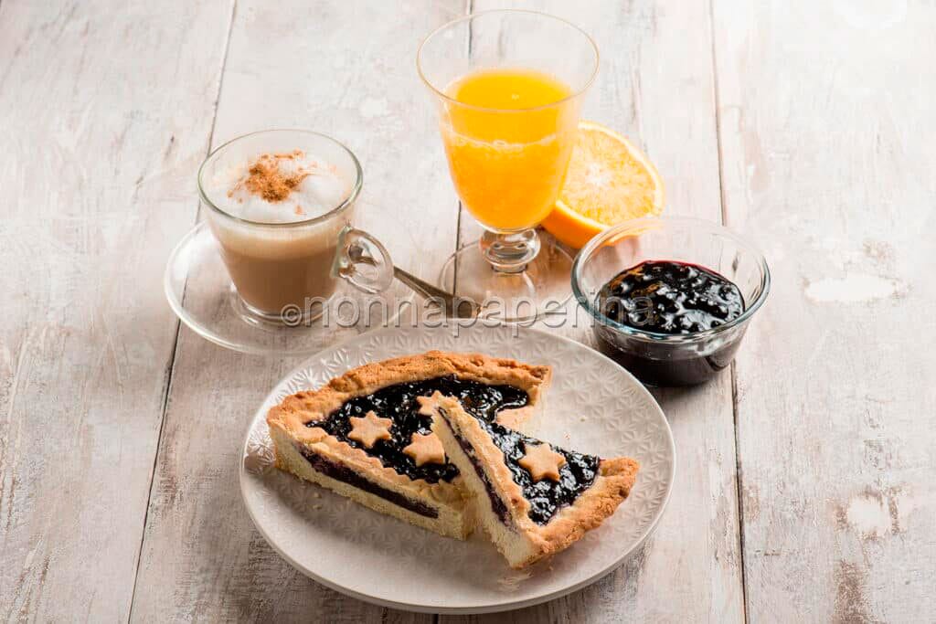 Crostata con confettura di ribes nero Crostata con confettura di ribes nero