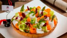 Crostatina salata con verdure per un buffet gustoso Crostatina salata con verdure per un buffet gustoso