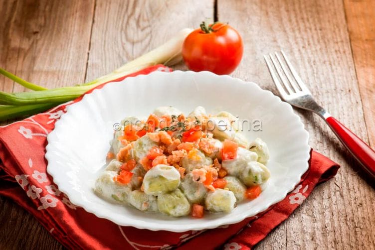 Gnocchi di zucchine con salmone, un primo colorato Gnocchi di zucchine con salmone