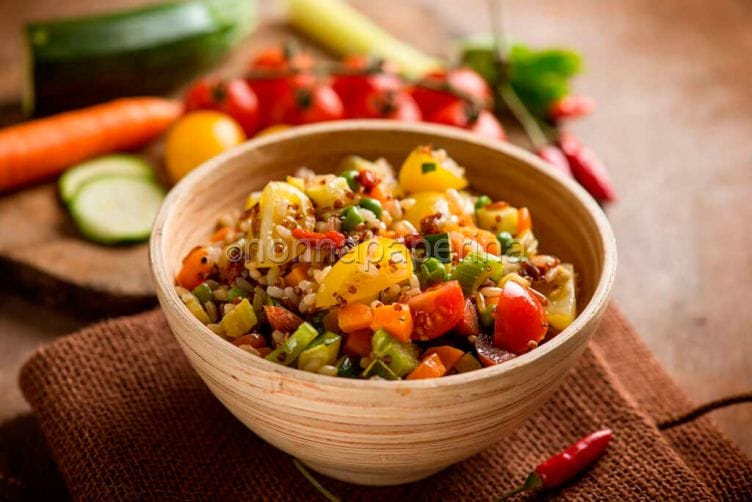 Insalata con cereali e bacche di goji