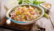 Insalata con uova di quaglia e maionese di canapa