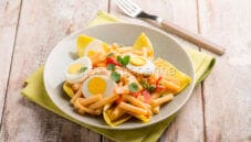 Insalata di pasta fredda con gamberi, un primo gustoso