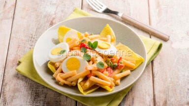 Insalata di pasta fredda con gamberi