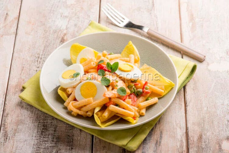 Insalata di pasta fredda con gamberi