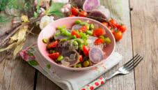 Insalata di patate viola e fave, un contorno particolare