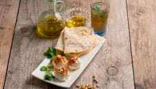 Labneh con pane arabo, una delizia dal Libano Labneh con pane arabo, una delizia dal Libano