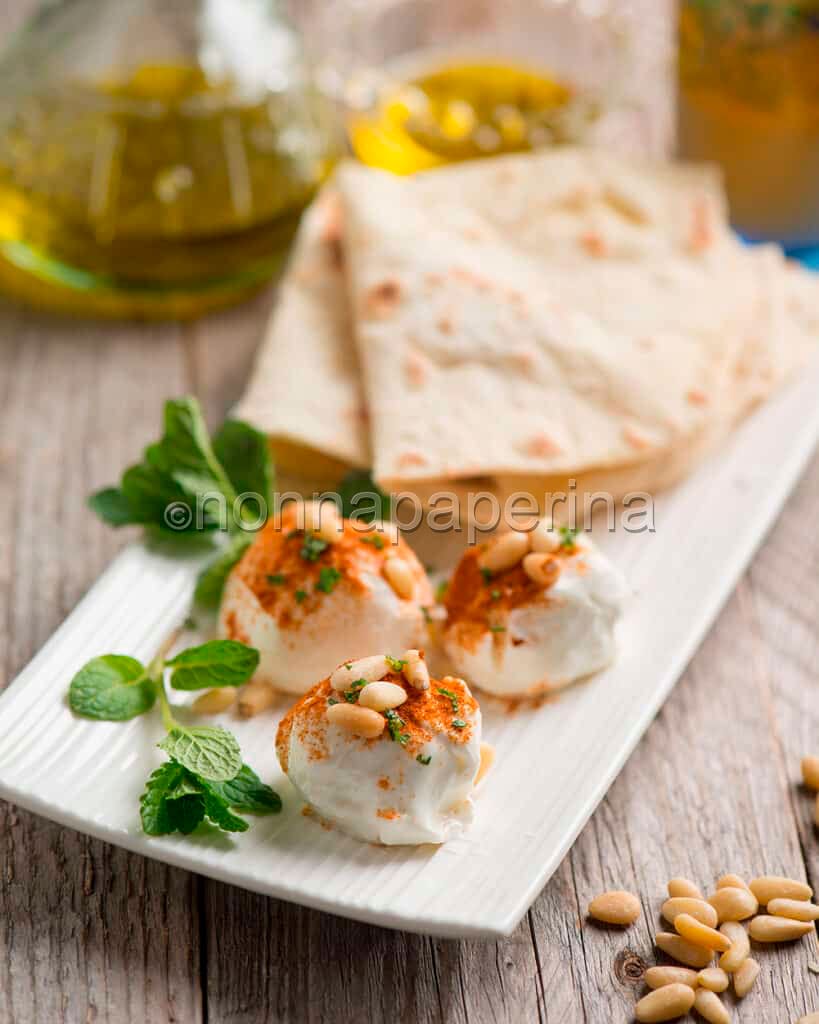 Labneh con pane arabo Labneh con pane arabo