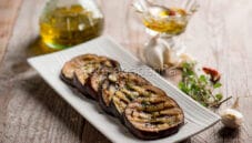 Melanzane marinate alla maggiorana, una conserva sfiziosa