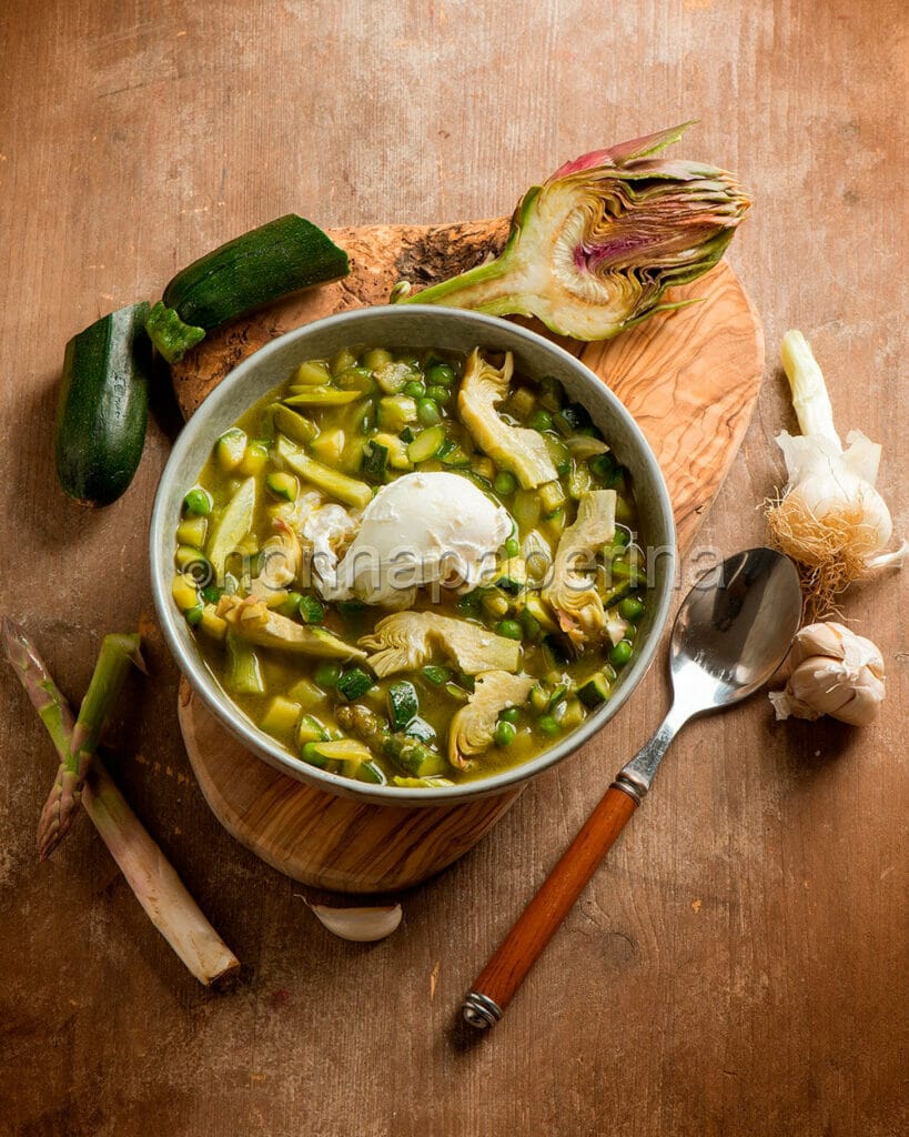 Zuppa di verdure con uovo poché