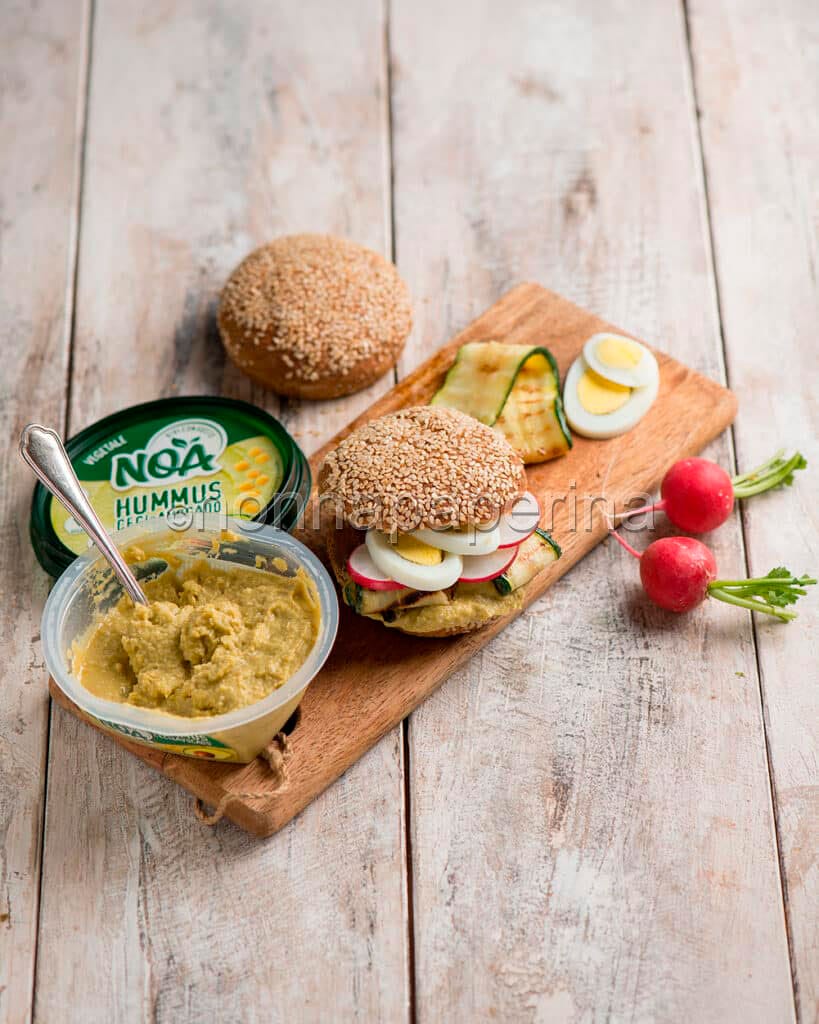 Panino con hummus di ceci e avocado Panino con hummus di ceci e avocado